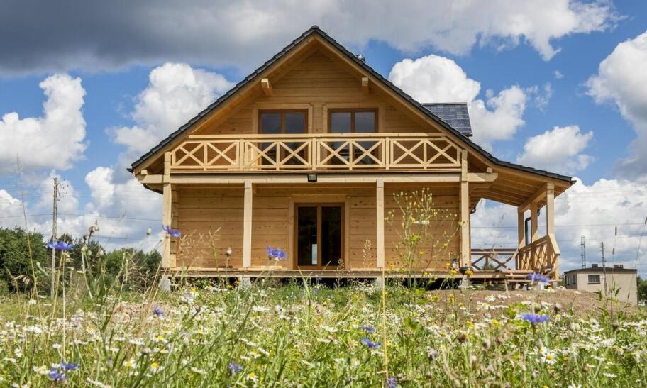 Inspiracje dla aranżacji wnętrz w domkach z bali parterowych – co wybrać?