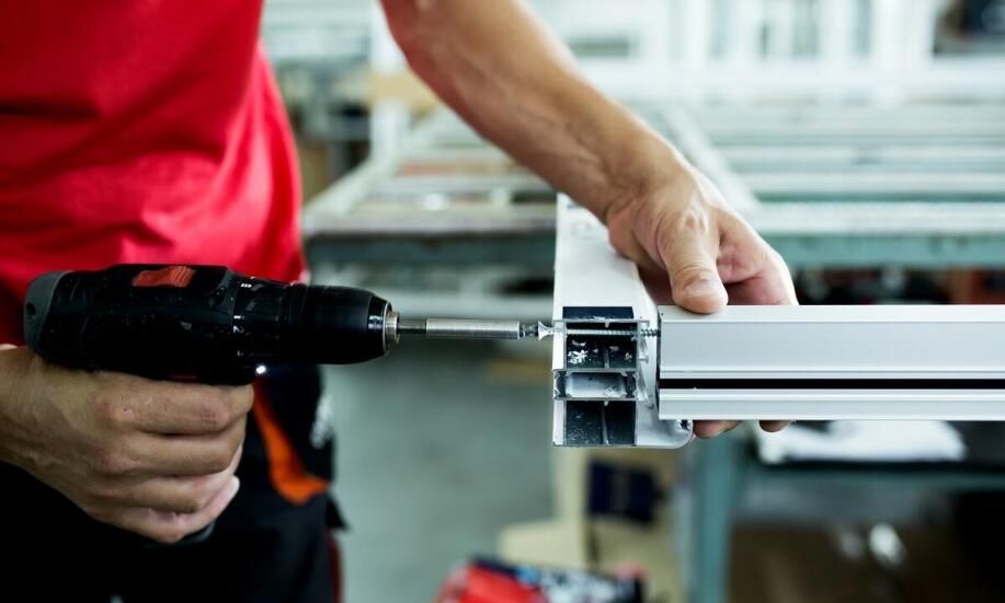 Jak systemy montażowe z profili aluminiowych mogą zwiększyć wydajność produkcji?