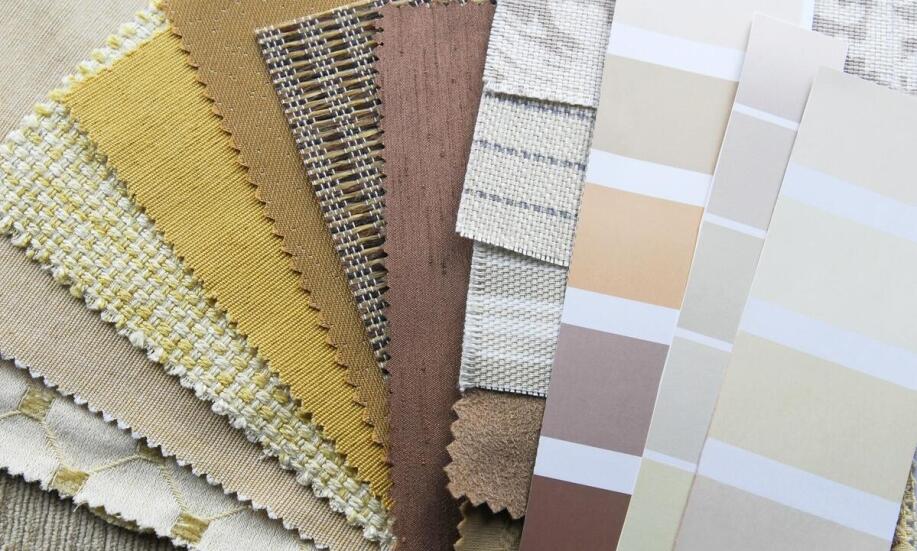 Wykorzystanie tekstur w salonie w bieli i czerni: jak dodać głębi?