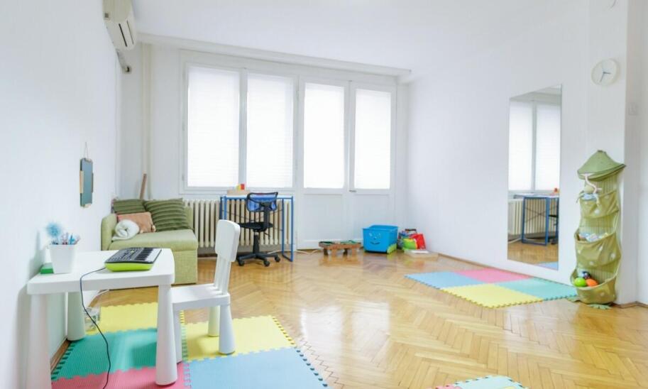 Dlaczego drewniane meble są lepsze od plastikowych w pokoju dziecka? Dlaczego drewniane meble są lepsze od plastikowych w pokoju dziecka?