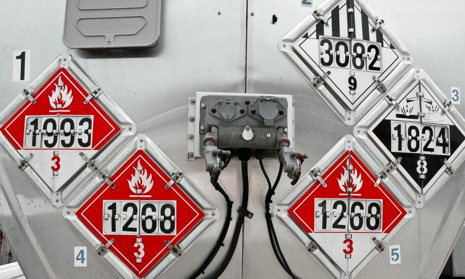 Czy w zbiornikach z tworzyw sztucznych można magazynować materiały żrące?