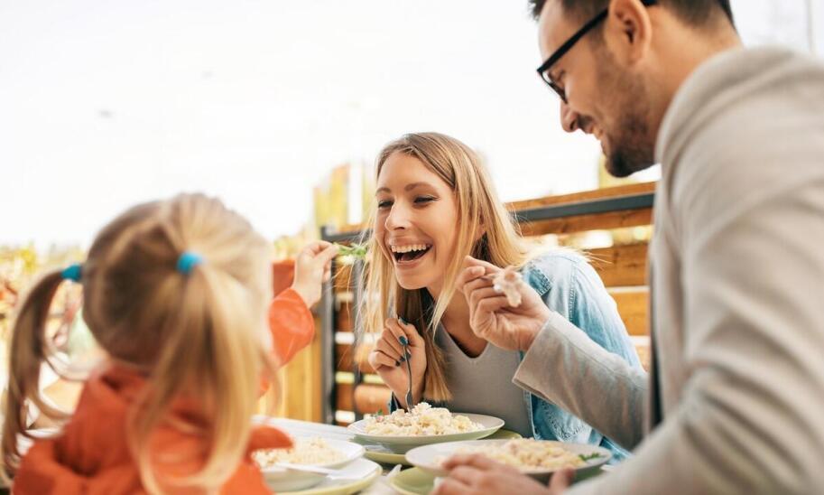Dlaczego od czasu do czasu warto zjeść rodzinną kolację w restauracji? Dlaczego od czasu do czasu warto zjeść rodzinną kolację w restauracji?
