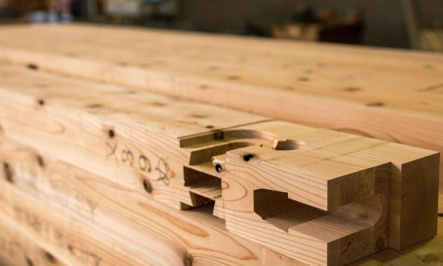 Rola ciężaru drewna klejonego w stabilności konstrukcji drewnianych