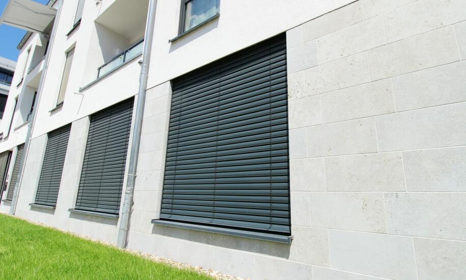 Rolety zewnętrzne jako element dekoracyjny - jak wpływają na estetykę budynku?