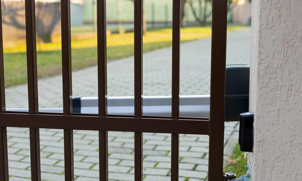 Dlaczego warto inwestować w automatyczne bramy przemysłowe dla swojego zakładu?
