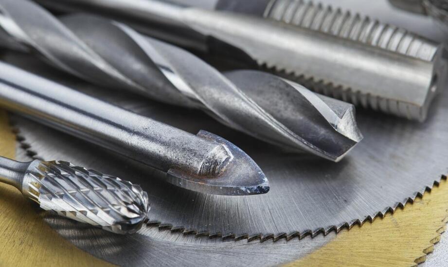 Zastosowanie stali stopowej narzędziowej w produkcji maszyn i urządzeń przetwórczych