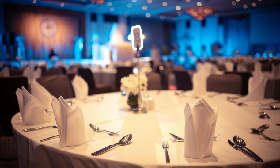 Dlaczego warto zorganizować obiad poślubny w hotelu konferencyjnym?