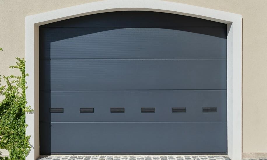 Bramy garażowe dwuskrzydłowe a bezpieczeństwo – co powinieneś wiedzieć?