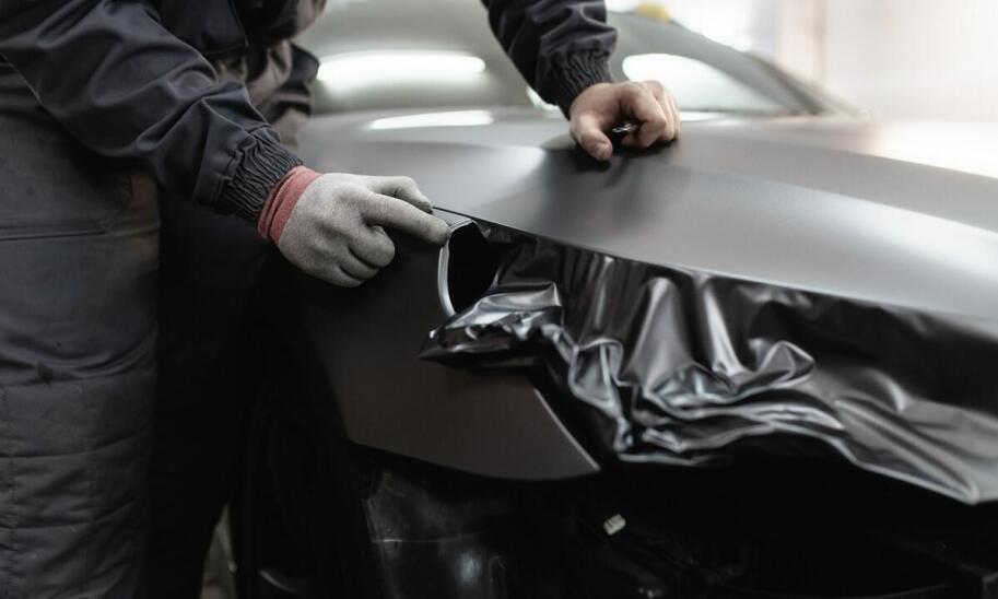 Jakie korzyści niesie ze sobą oklejanie lamp folią PPF?