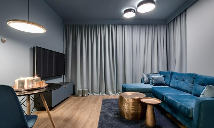 Wpływ firan na oświetlenie wnętrza – co warto rozważyć?