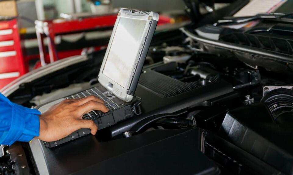Wsparcie techniczne na miejscu - jak mobilny mechanik pomaga kierowcom? Wsparcie techniczne na miejscu - jak mobilny mechanik pomaga kierowcom?
