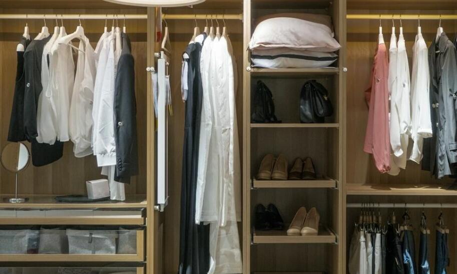 Kluczowe elementy garderoby na każdą porę roku - co warto mieć?