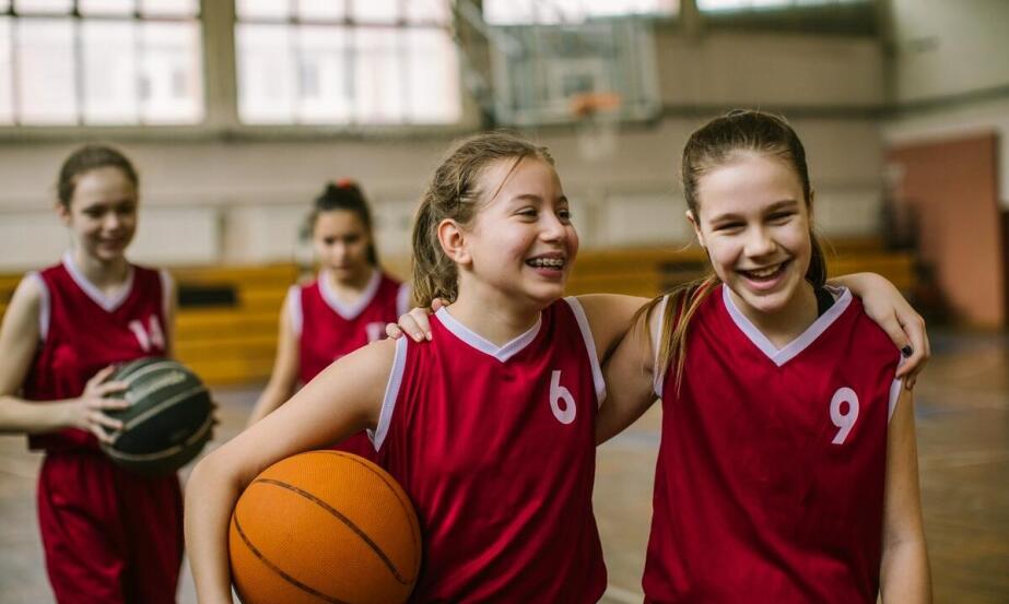 Jakie akcesoria mogą wspierać rozwój młodych sportowców?