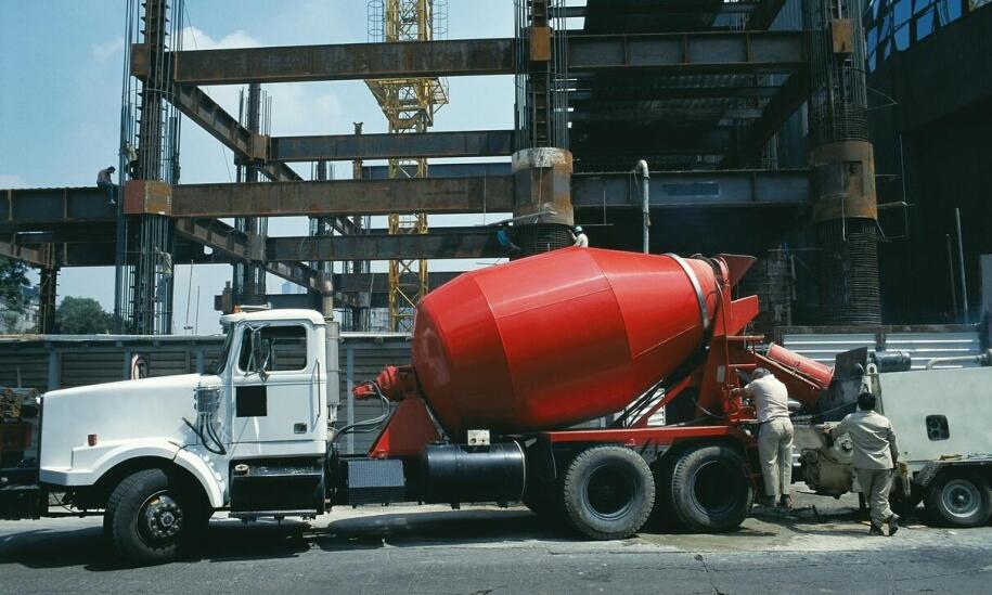 Pojemniki na beton w trudnych warunkach budowlanych – ich niezawodność i funkcjonalność