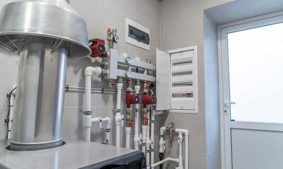 Montaż instalacji wodno-kanalizacyjnej a energooszczędność – jak to się łączy?