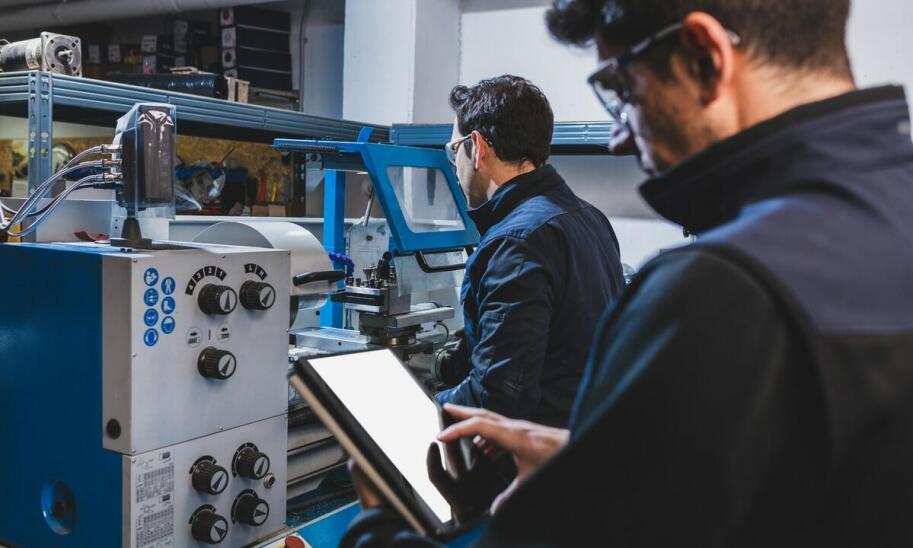 Jakie są objawy uszkodzonego alternatora i zalecane metody naprawy?