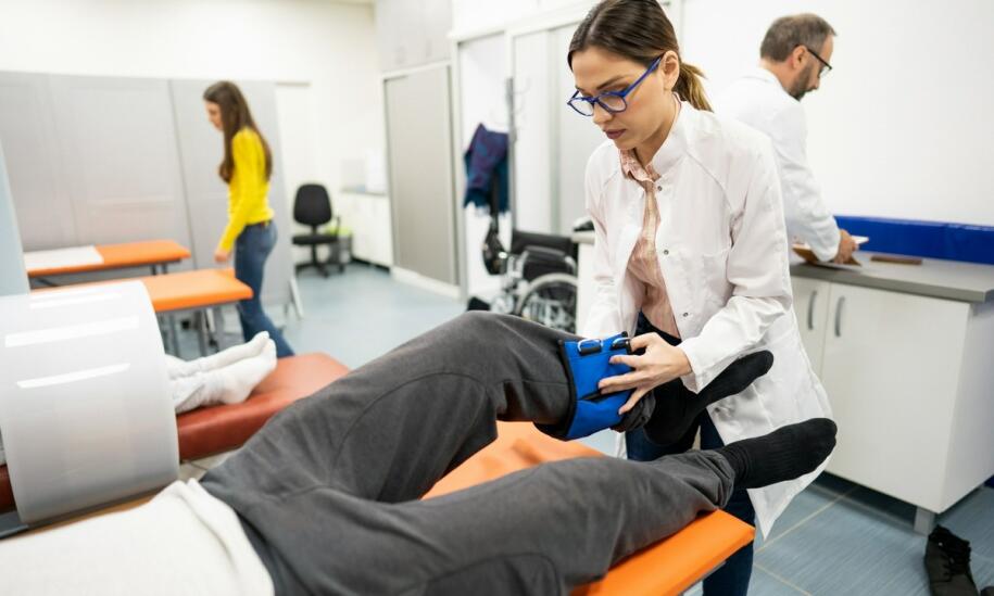 Czy warto wypożyczyć łóżko rehabilitacyjne po złamaniu nogi?