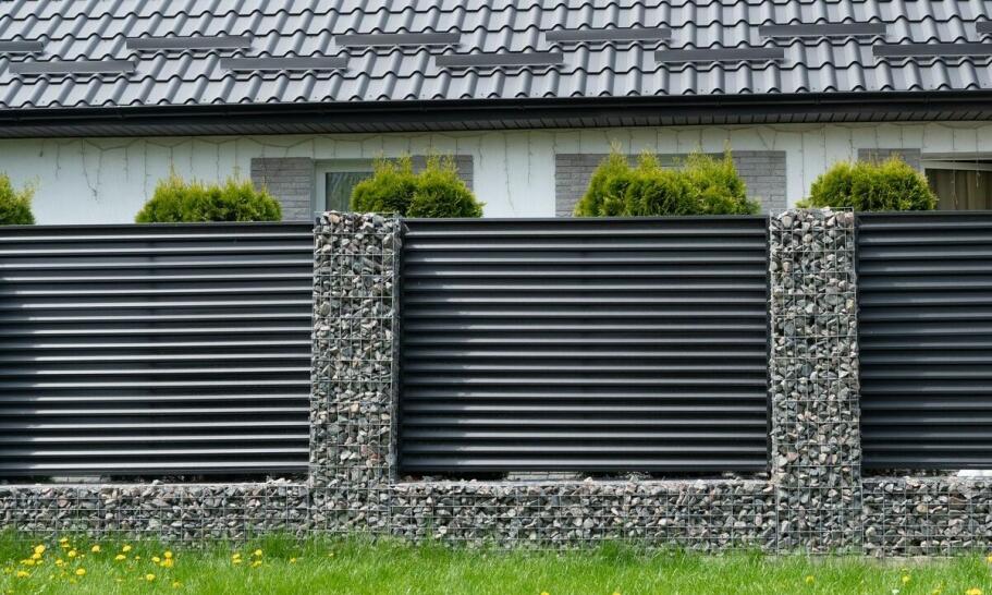 Jak dostosować wysokość ogrodzenia palisadowego do specyfiki terenu? Jak dostosować wysokość ogrodzenia palisadowego do specyfiki terenu?