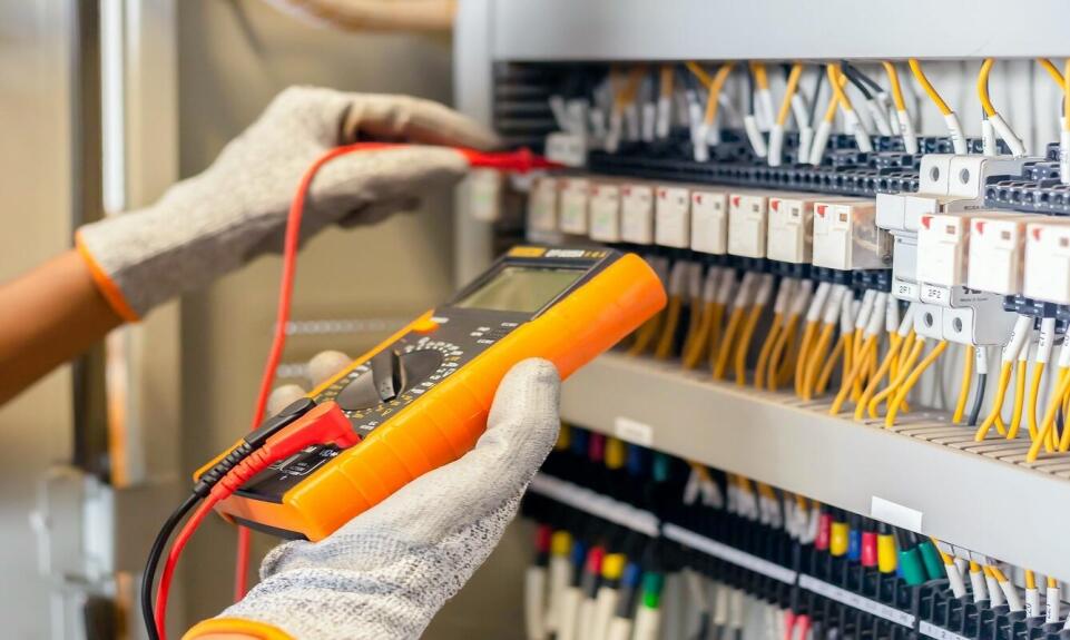 Jakie korzyści płyną z profesjonalnych przeglądów instalacji elektrycznych? Jakie korzyści płyną z profesjonalnych przeglądów instalacji elektrycznych?