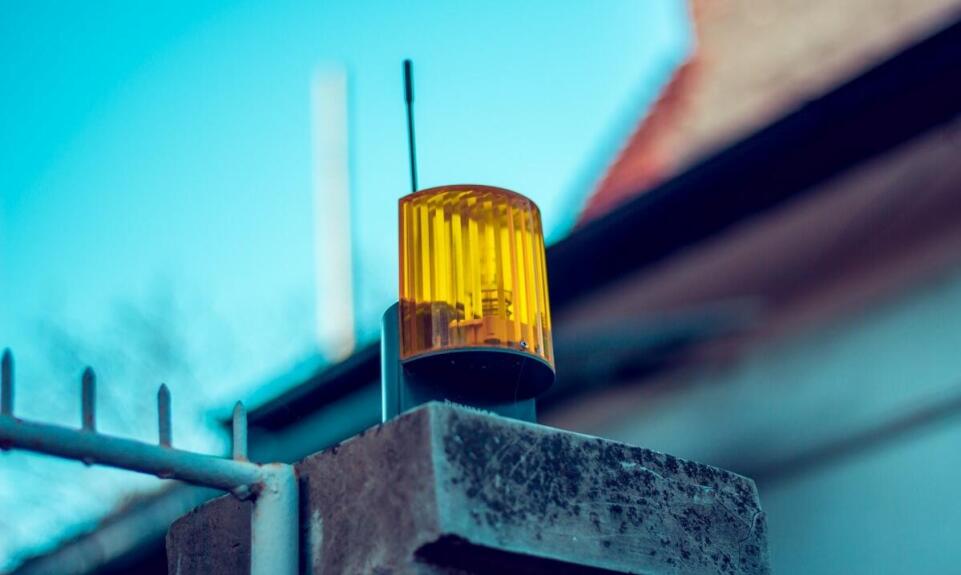 Jakie cechy powinna mieć lampa ostrzegawcza do zastosowań drogowych? Jakie cechy powinna mieć lampa ostrzegawcza do zastosowań drogowych?