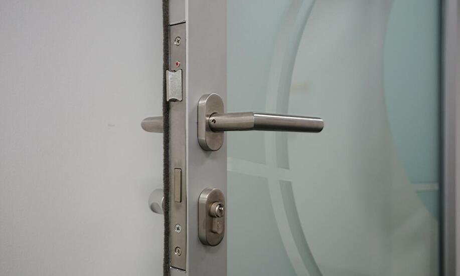 Drzwi zewnętrzne a bezpieczeństwo – co warto wiedzieć w Rzeszowie?