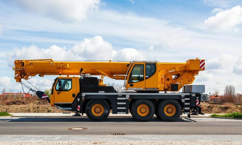Zastosowanie usług dźwigowych w transporcie ciężkich przedmiotów – co warto wiedzieć?