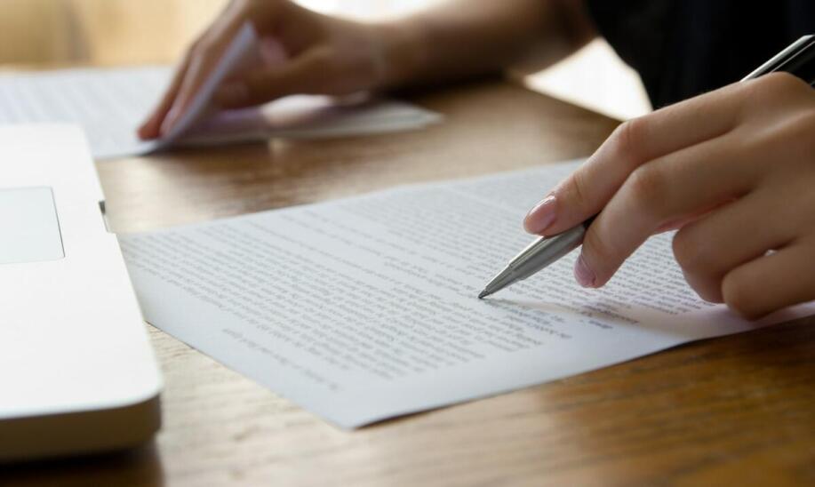 Jak profesjonalna korekta dokumentów wpływa na komunikację z klientami?