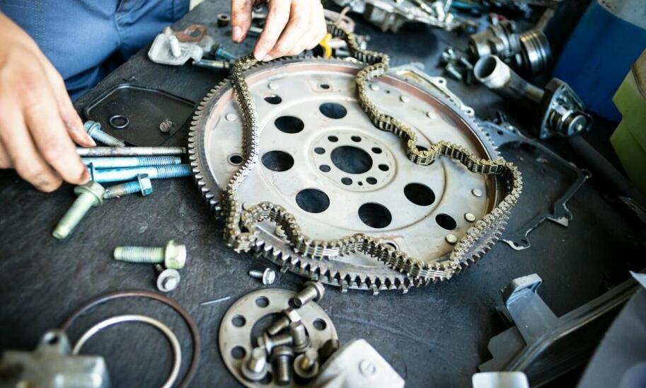 Jakie są zalety współpracy z serwisem, który obsługuje różnorodne pojazdy, od osobowych po ciężarowe?