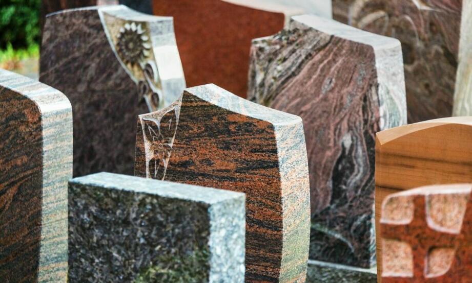 Rola konsultacji w procesie projektowania nagrobka: dlaczego jest to ważne?