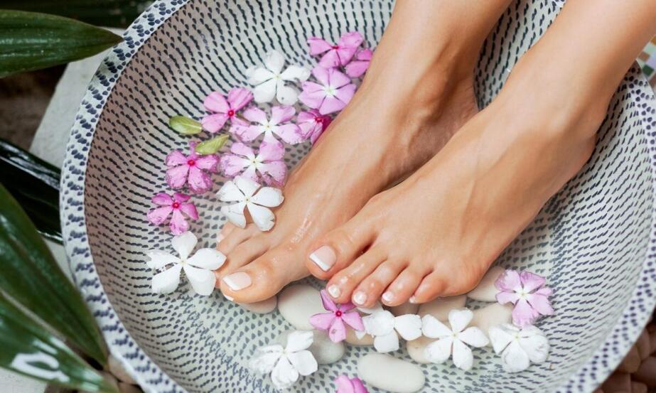 Czym różni się pedicure leczniczy od klasycznego? Zrozumienie różnic i korzyści