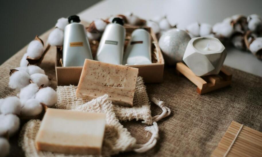 Jak dbać o włosy po zabiegach w ekologicznym salonie fryzjerskim?