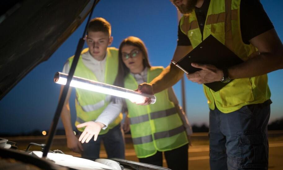 Awaryjne otwieranie pojazdów - kiedy warto skorzystać z pomocy drogowej w Gryficach?