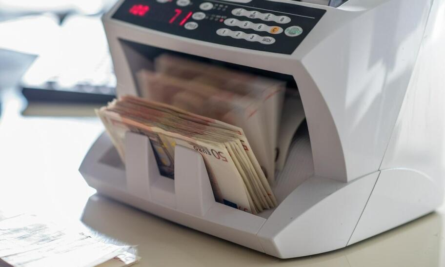 Jakie są różnice między kantorem a bankiem przy wymianie walut? Jakie są różnice między kantorem a bankiem przy wymianie walut?