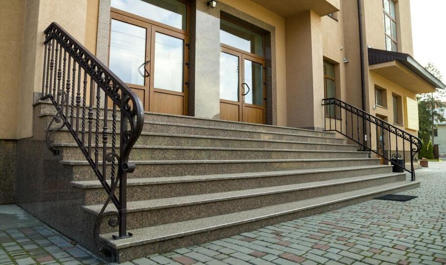 Renowacja schodów a bezpieczeństwo – jak zadbać o stabilność konstrukcji?