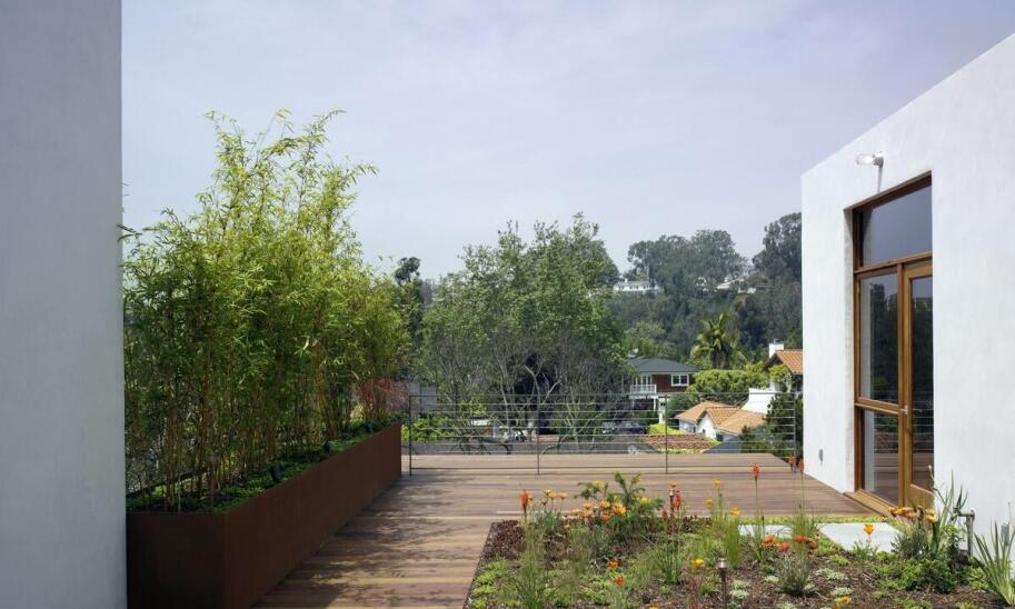 Dlaczego warto wybrać skrzynkę balkonową z podstawką do swojego ogrodu?