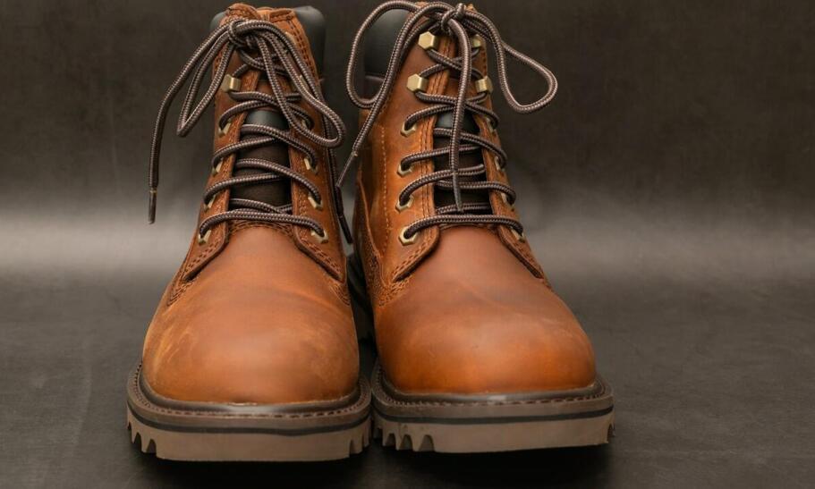 Jak łączyć botki na płaskim obcasie z różnymi stylami ubioru?