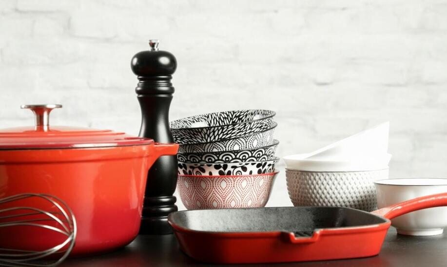 Jakie akcesoria kuchenne warto mieć przy kuchence ceramicznej?