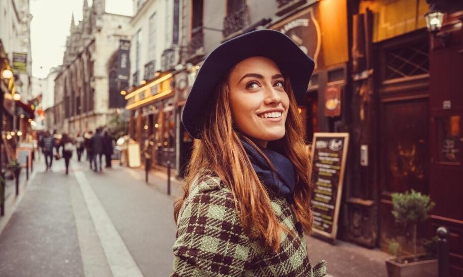 Inspiracje na casualowe stylizacje z płaszczykiem z flauszu beżowego