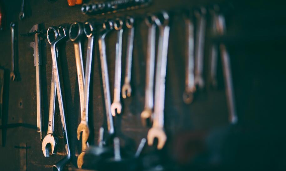 Klucze płasko-oczkowe Schmith jako element wyposażenia każdego serwisu samochodowego