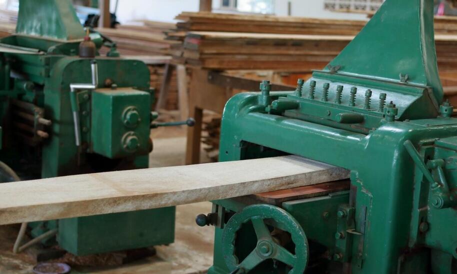 Kluczowe cechy heblarki grubościówki, które zwiększają efektywność obróbki drewna