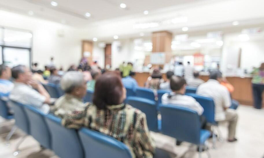 Jak prosty system kolejkowy wpływa na komfort klientów w aptekach?