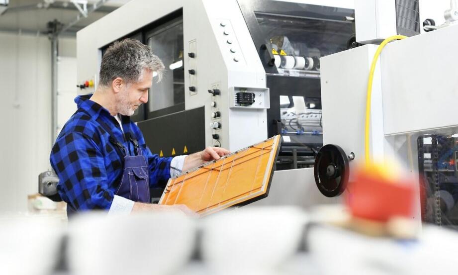 Operator maszyn w produkcji opakowań metalowych – co warto wiedzieć przed aplikacją?