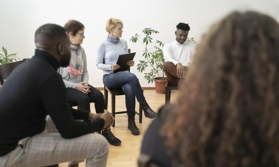 Zajęcia muzyczne jako forma relaksu – jakie korzyści przynoszą?