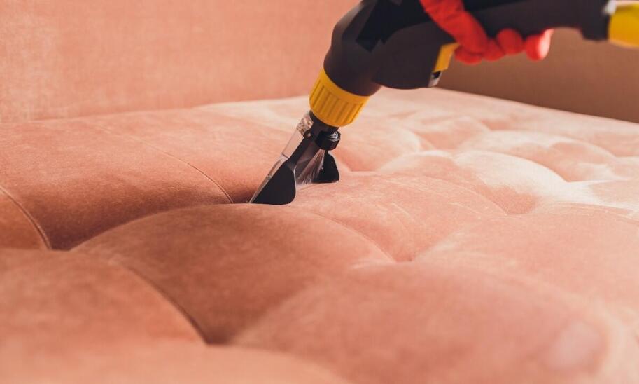 Czym różni się pranie tapicerki od czyszczenia dywanów?