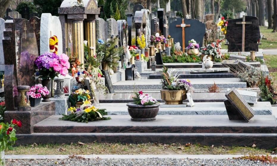 Co powinno znaleźć się na nagrobku? Przewodnik po inskrypcjach i symbolice Co powinno znaleźć się na nagrobku? Przewodnik po inskrypcjach i symbolice
