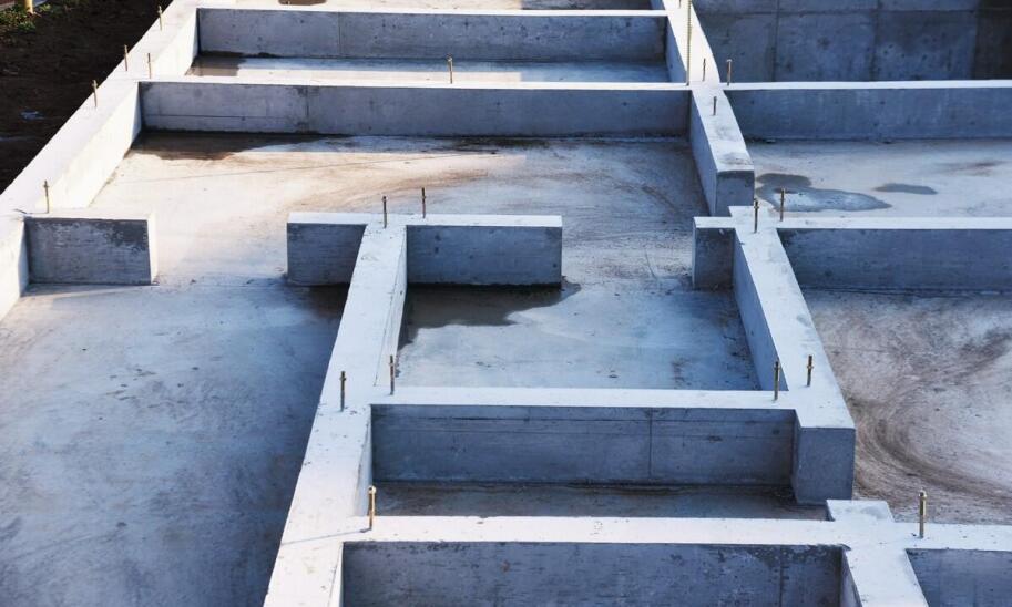 Jakie są zalety płyty fundamentowej w porównaniu do tradycyjnych fundamentów?