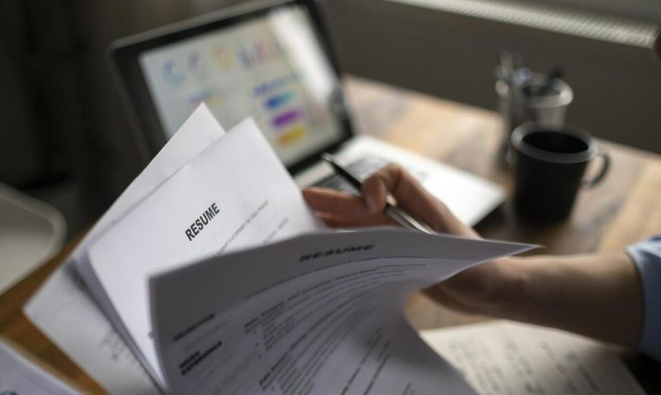 Jakie są zasady dotyczące zatrudniania pracowników w nowej firmie?