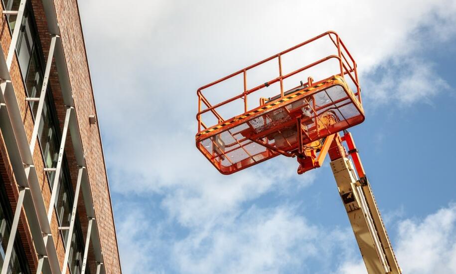 Koszt wynajmu podnośnika koszowego a czas realizacji projektu - jak to się przekłada na efektywność?