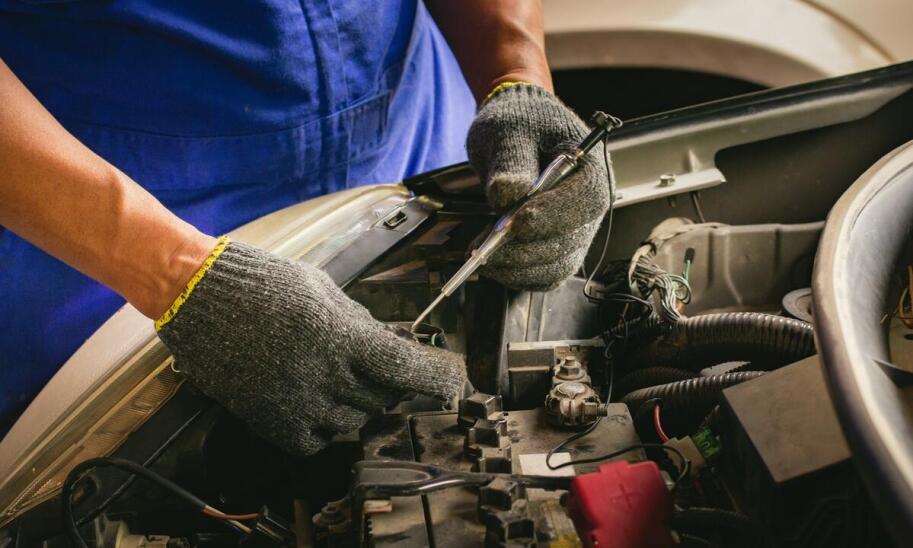 Jakie są korzyści z naprawy odprysków w szybach samochodowych zamiast ich wymiany?