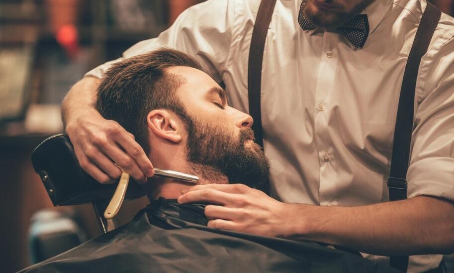 Jak dobrać fryzurę do kształtu twarzy z pomocą barbera w łódzkim śródmieściu?